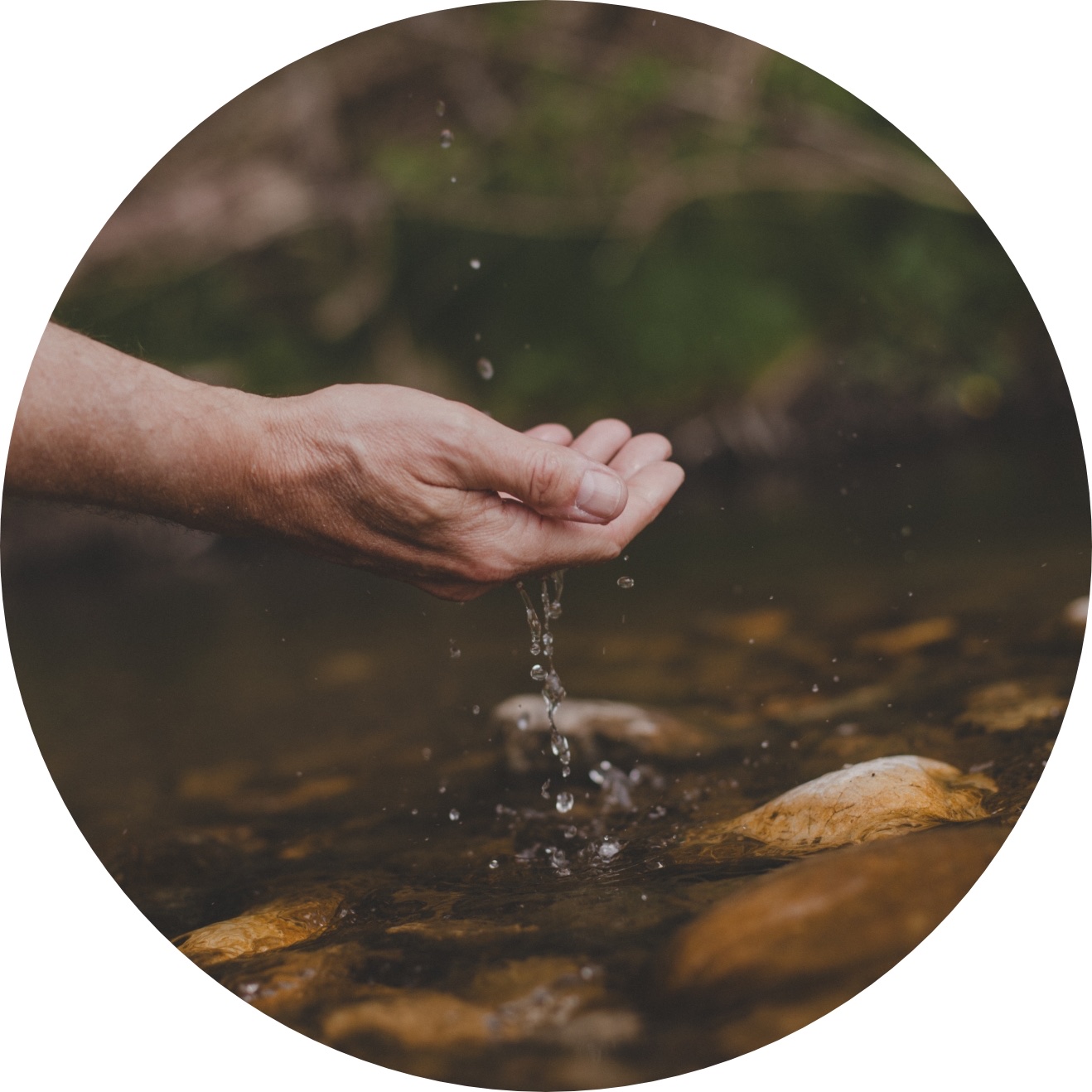 Hand über fließendem Wasser in der Natur