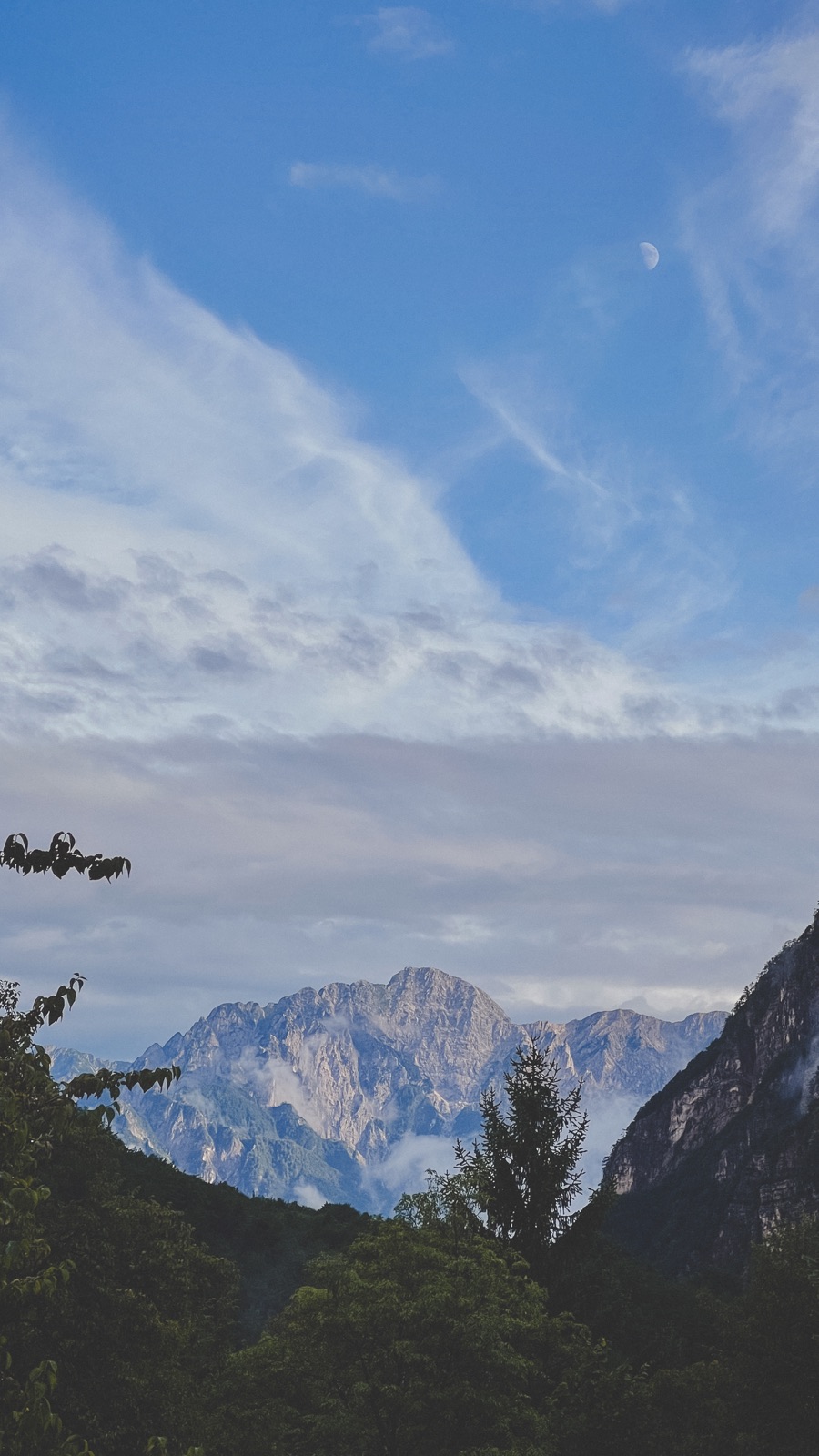 Blick auf hochalpine Gipfel im Urner Tal