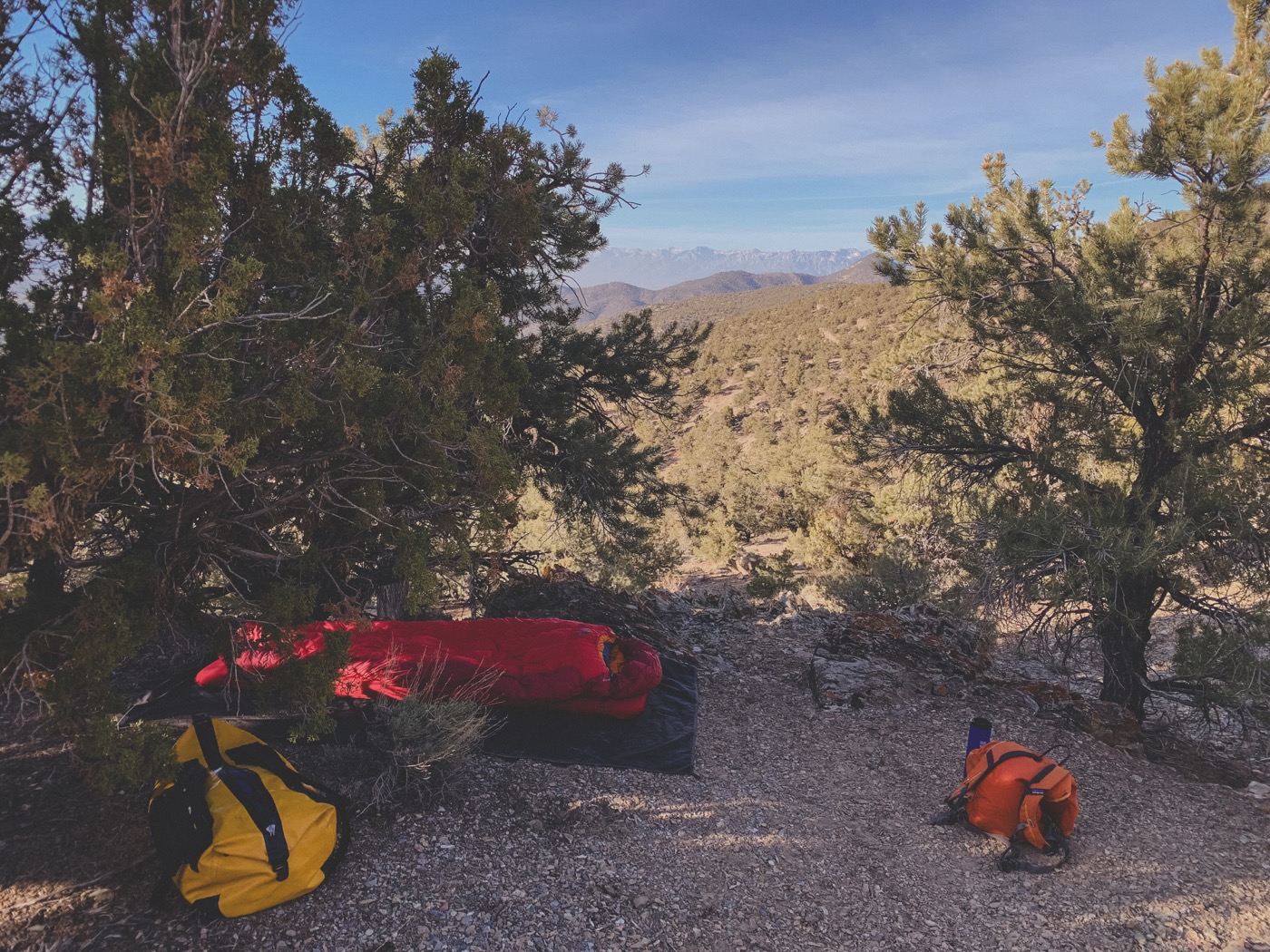 Alleinlager mit Schlafsack auf einem Felsgrat in der Wildnis