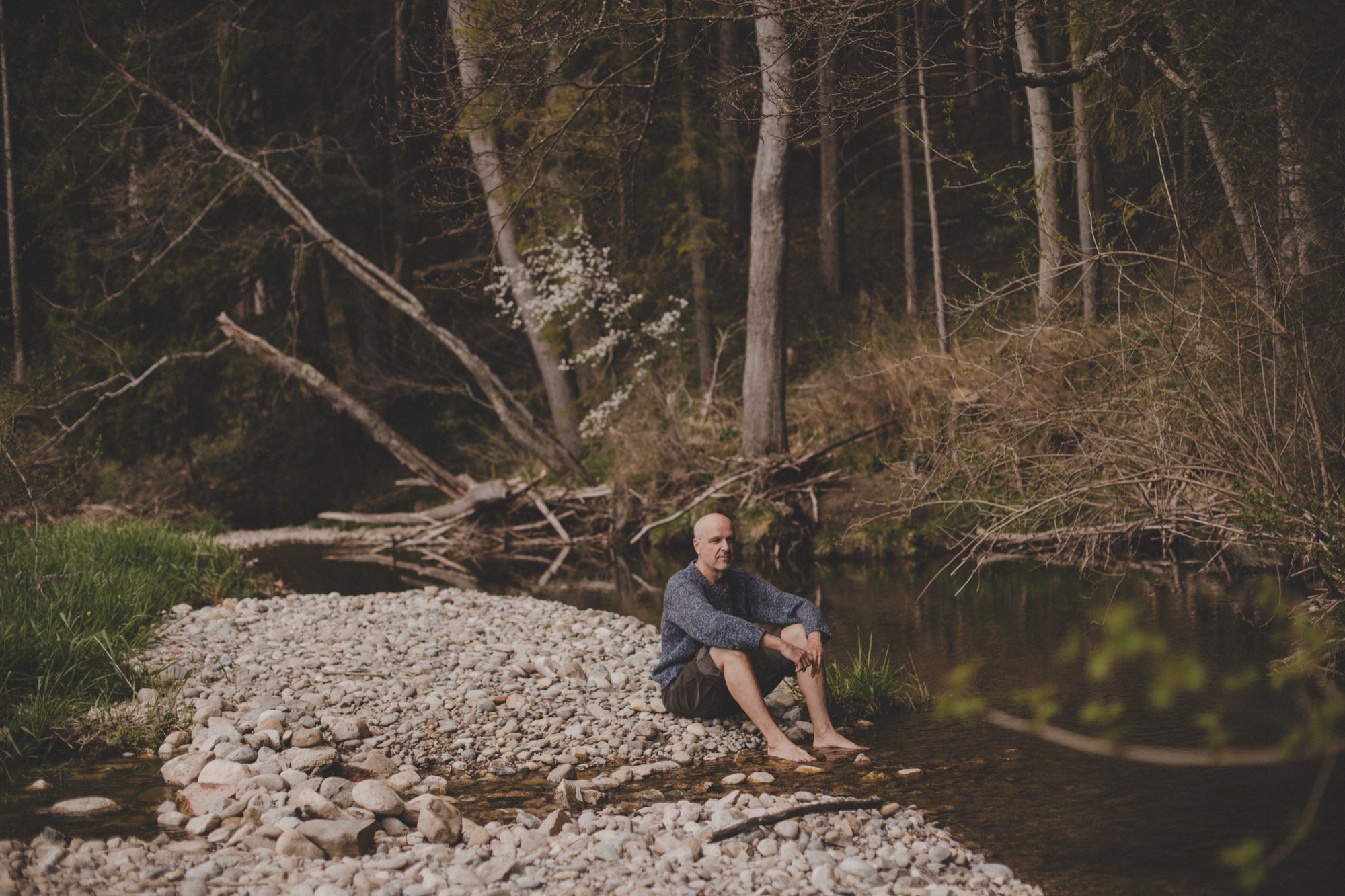 Stephan Pfannschmidt sitzt am Waldbach